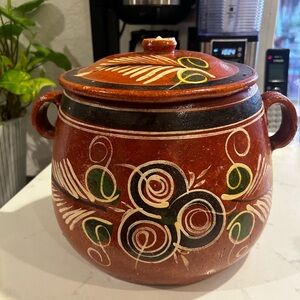 Beautiful Mexican cooking pot with lid.
